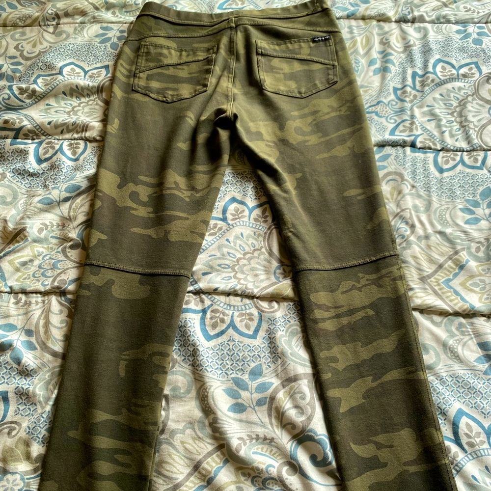 Camouflage Leggings, size Medium